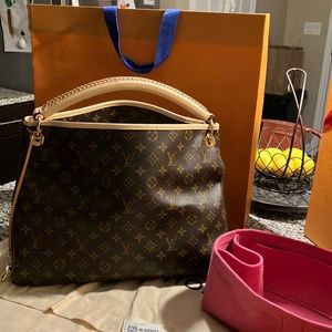 Brand New 2021 Never used Louis Vuitton Monogram Artsy w/ organizer